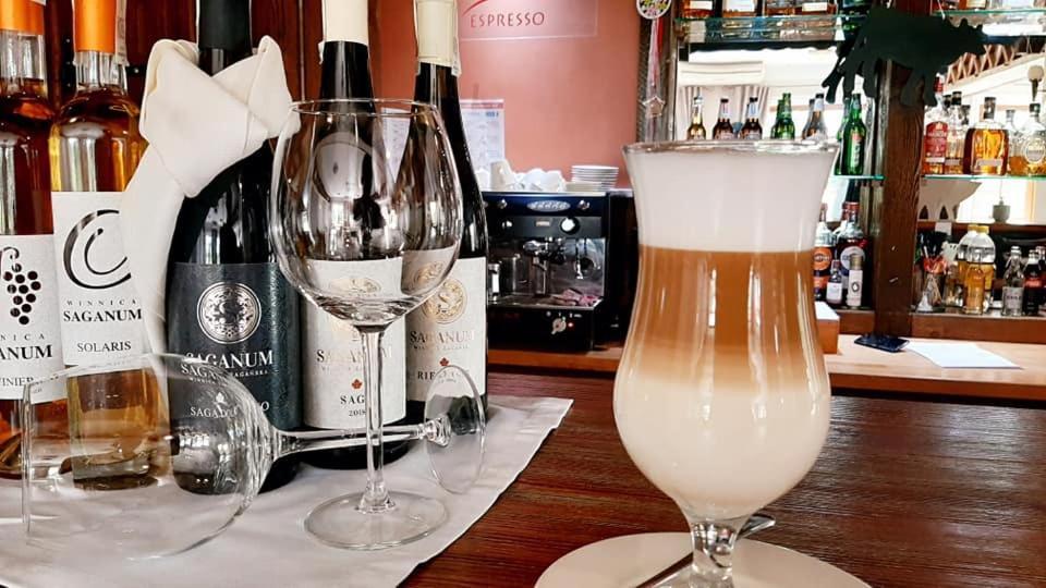 Hotel Jankow Жари Екстер'єр фото