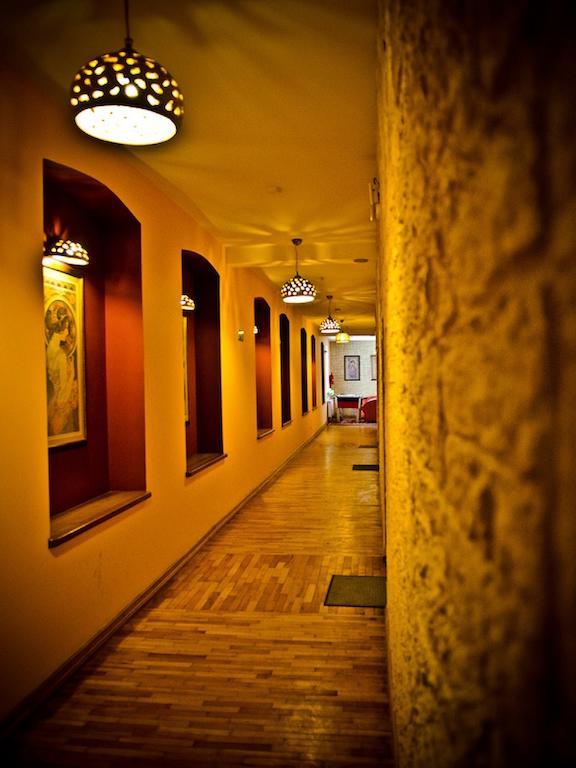Hotel Jankow Жари Екстер'єр фото