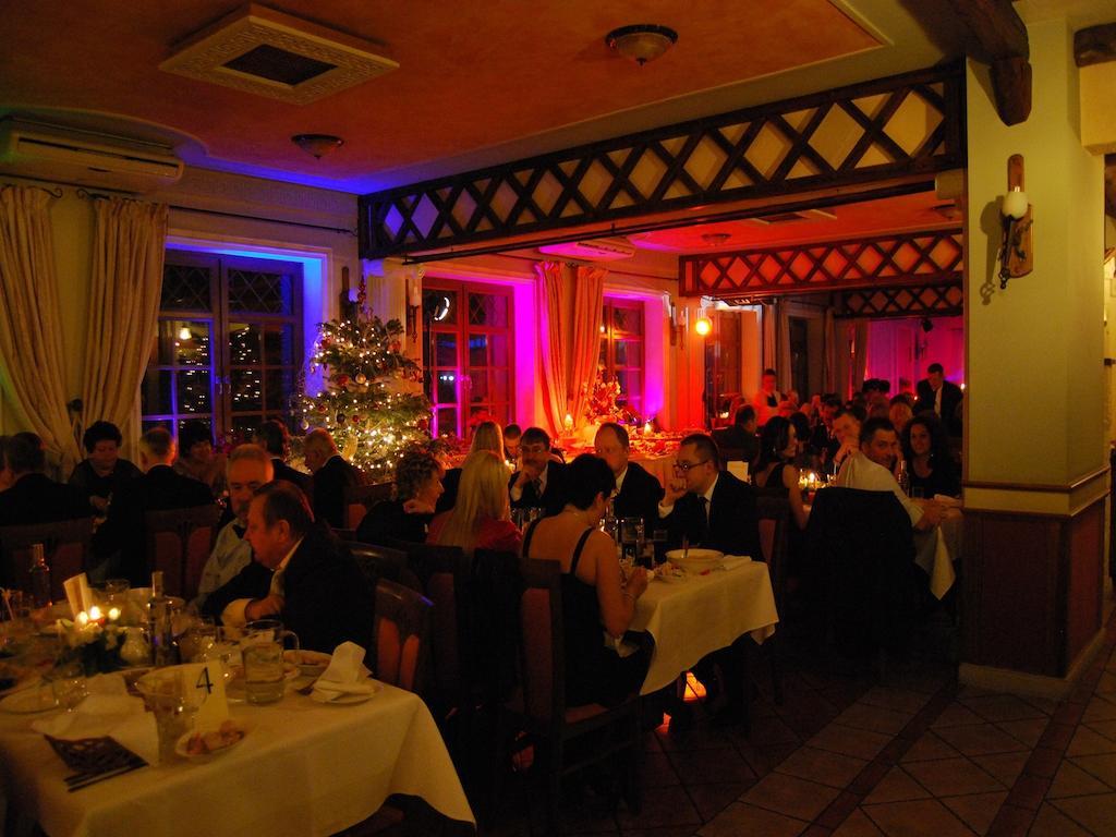 Hotel Jankow Жари Екстер'єр фото