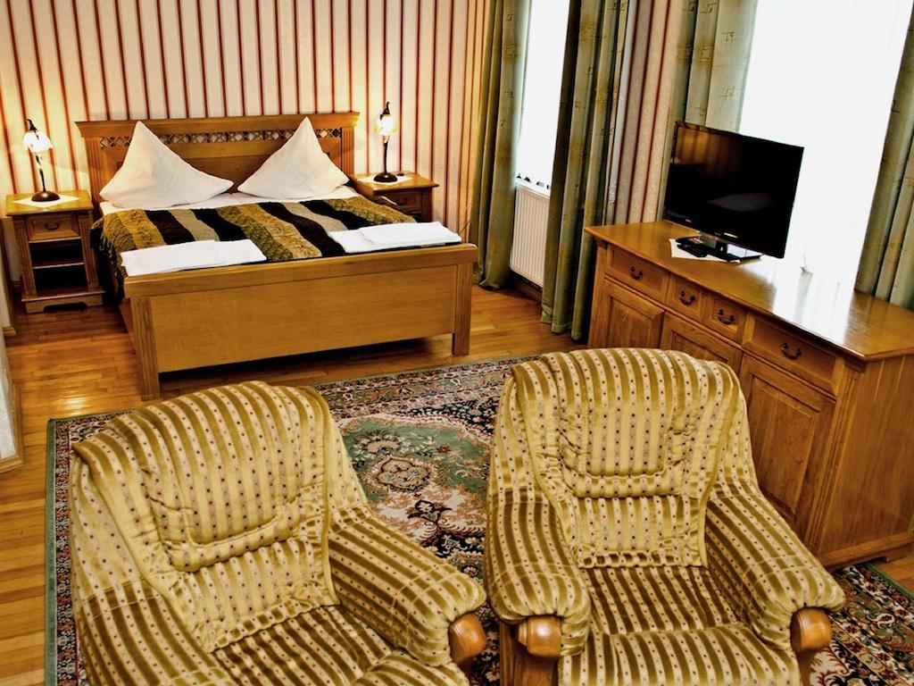 Hotel Jankow Жари Екстер'єр фото