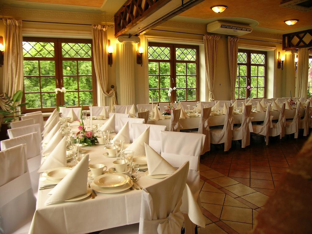 Hotel Jankow Жари Екстер'єр фото