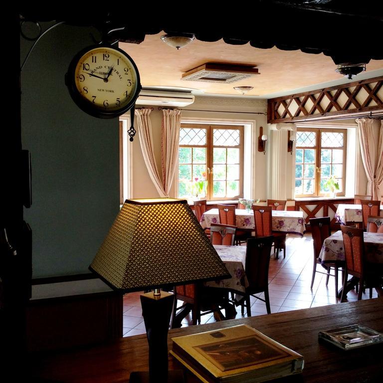 Hotel Jankow Жари Екстер'єр фото