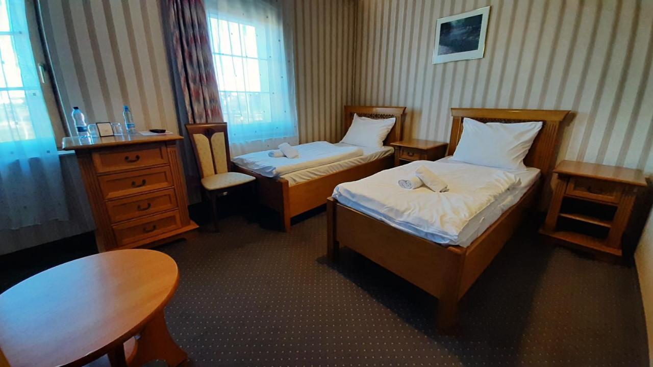 Hotel Jankow Жари Екстер'єр фото