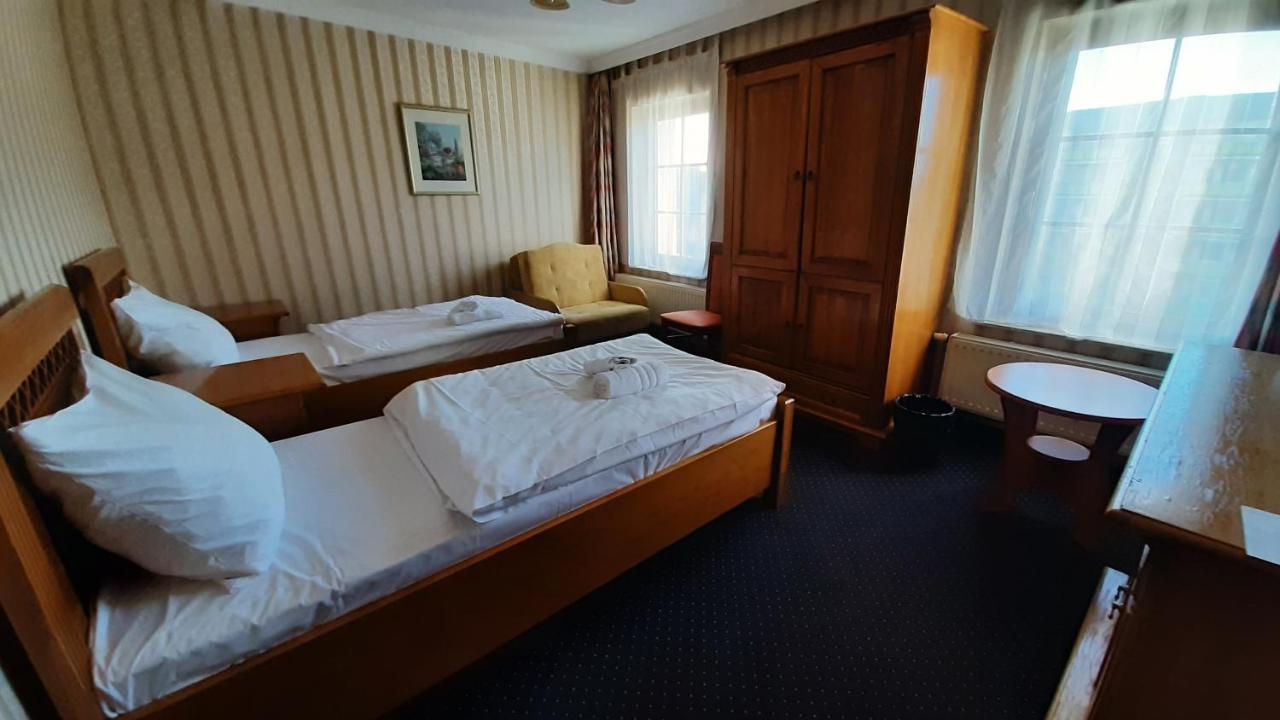 Hotel Jankow Жари Екстер'єр фото
