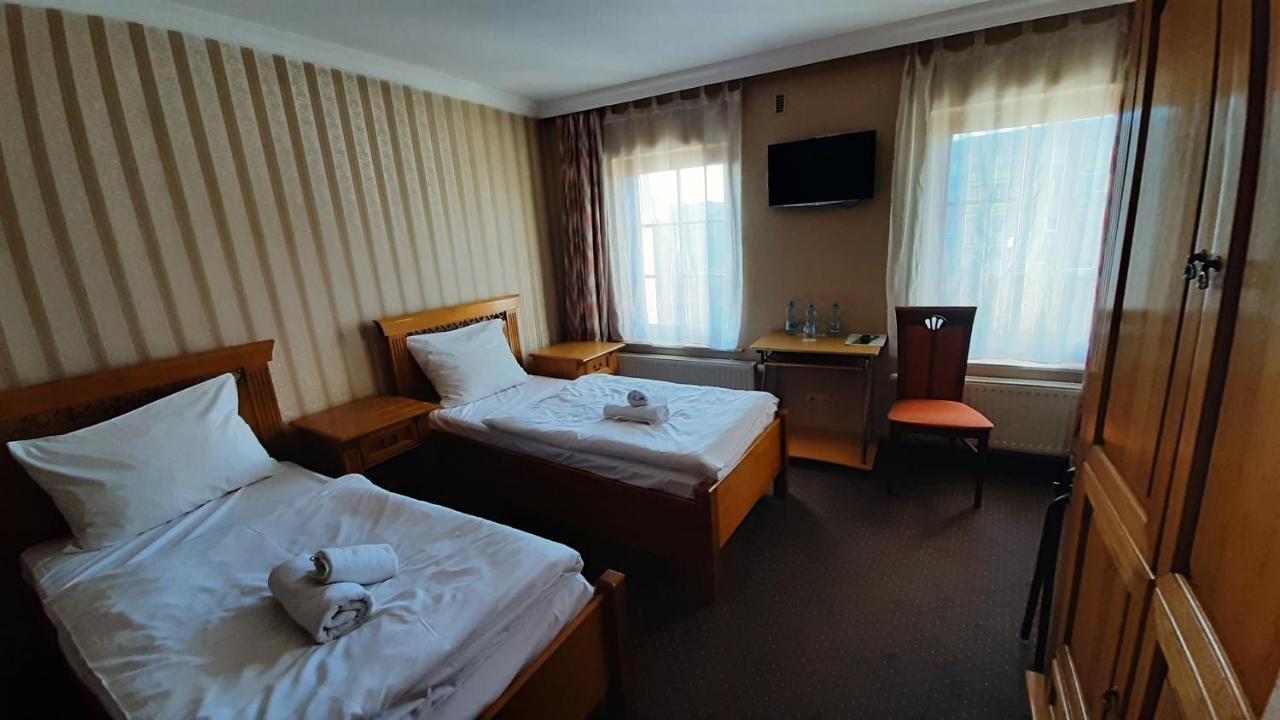 Hotel Jankow Жари Екстер'єр фото