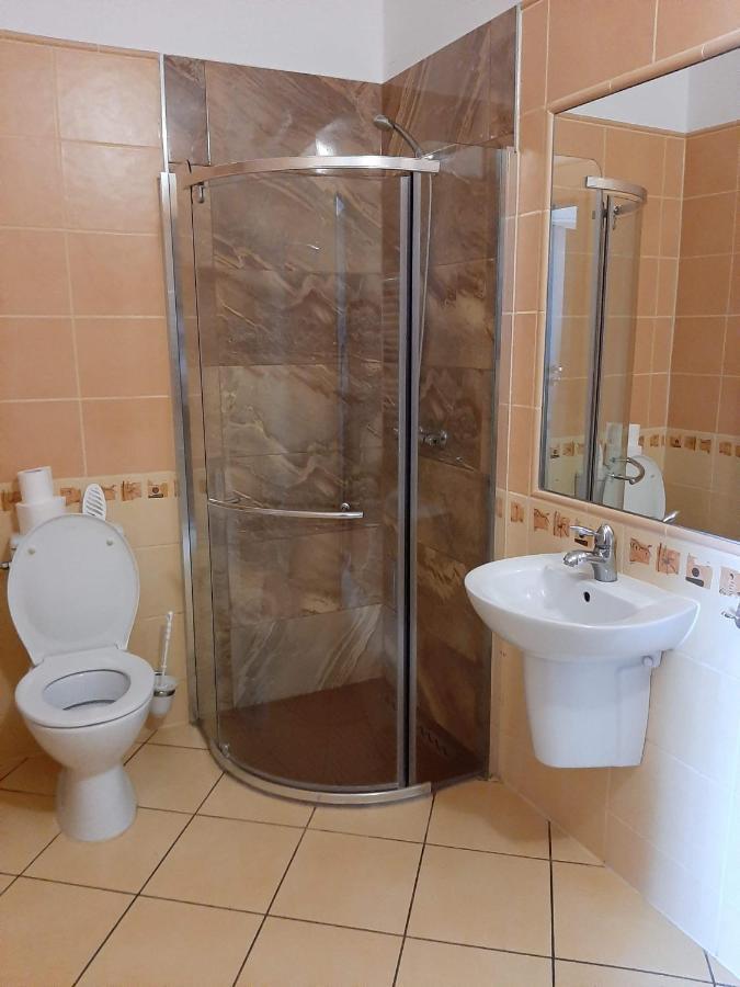 Hotel Jankow Жари Екстер'єр фото
