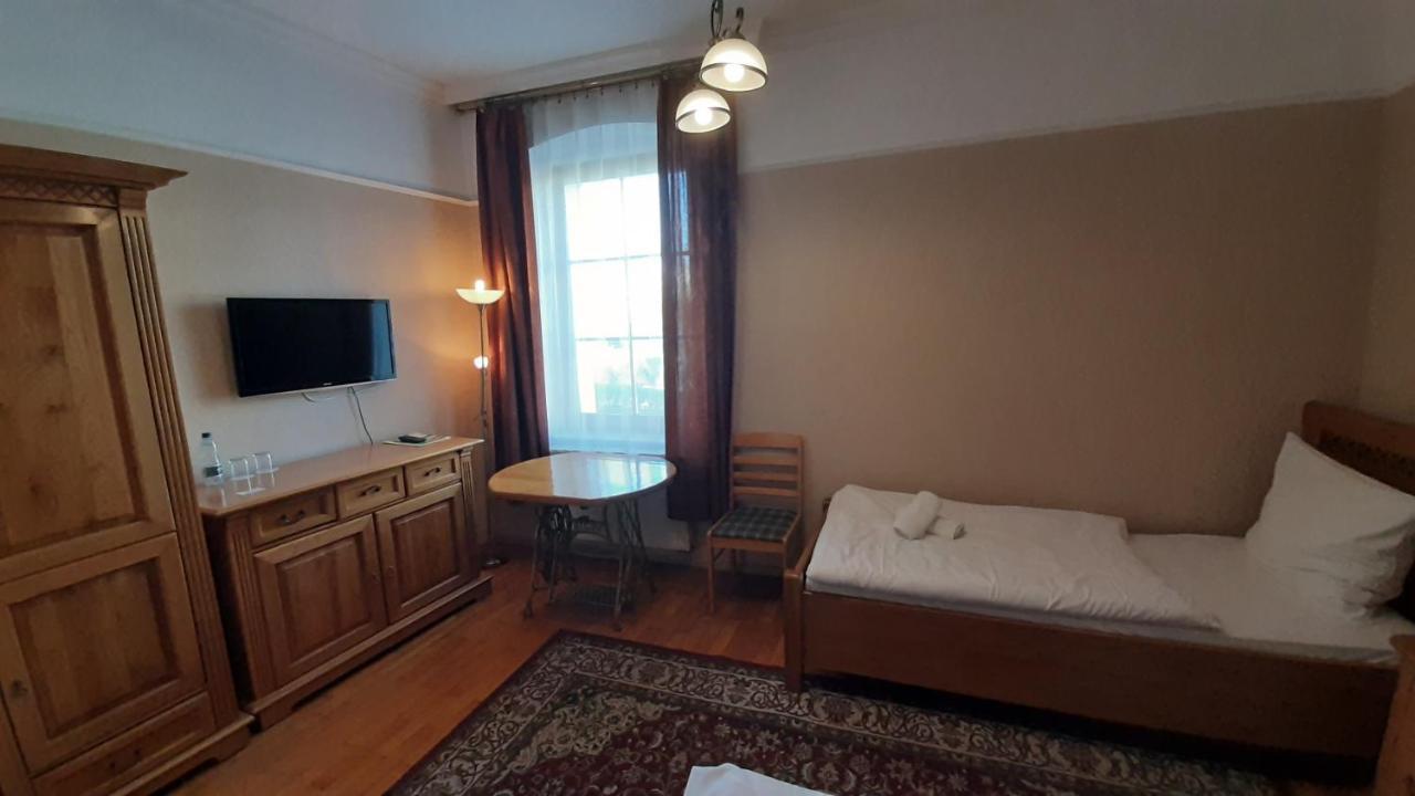 Hotel Jankow Жари Екстер'єр фото